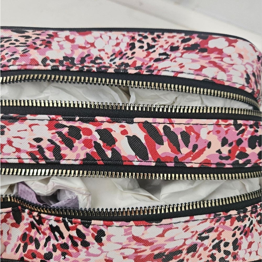 Nicole Miller pink and black cosmetic travel case with zipper closure and handle - Picture 5 of 7
